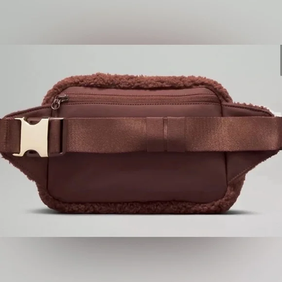 💕NEW💕 Lululemon Brown Textured Fleece Bag with Zipper - Picture 3 of 7